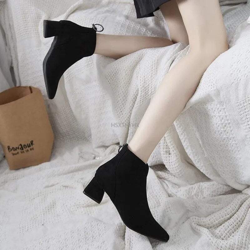 Elegant one-piece upper design small boots